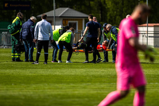 Domare Tess Olofsson bärs ut på bår
