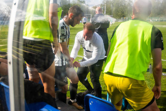 Landskronas Alexander Tkacz får hjälp med benet