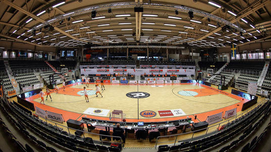 Norrköpings spelare värmer upp i Stadium Arena före