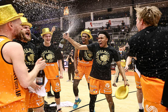 Norrköpings spelare med Kamau Stokes jublar