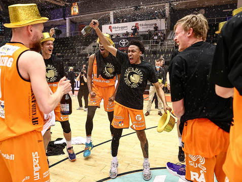 Norrköpings spelare med Kamau Stokes jublar