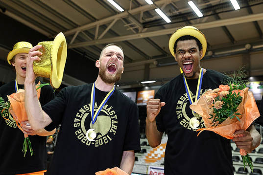Norrköpings Tim Schüberg och Phillip Carr jublar