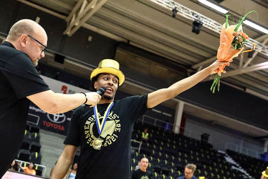 Norrköpings Kamau Stokes jublar med speaker Kenneth