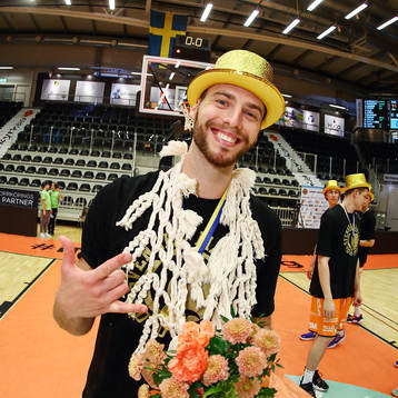 Norrköpings Adam Ramstedt  jublar med nätet runt halsen