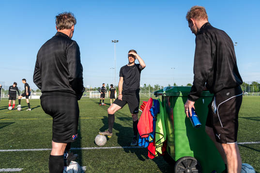 Magnus Andersson i samtal med lagkamrater