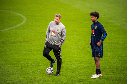 Assistant coach Peter Wettergren and Jens Cajuste of the