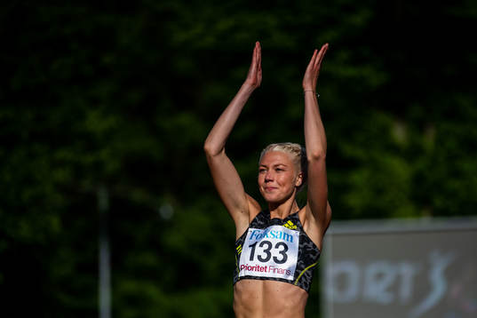 Maja Nilsson, Örgryte IS, tackar publiken