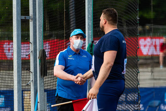 En funktionär hälsar på Daniel Ståhl, Spårvägens FK