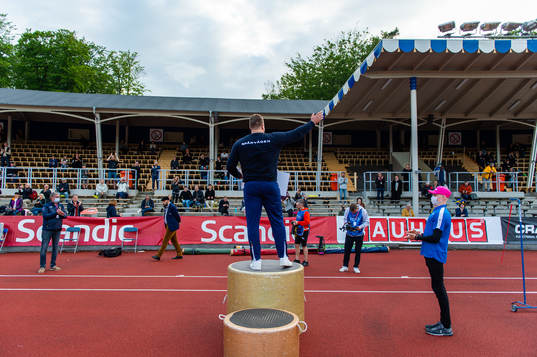 Daniel Ståhl, Spårvägens FK, hälsar på publiken