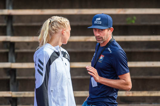 Maja Nilsson, Örgryte IS, pratar ,med tränare tränare