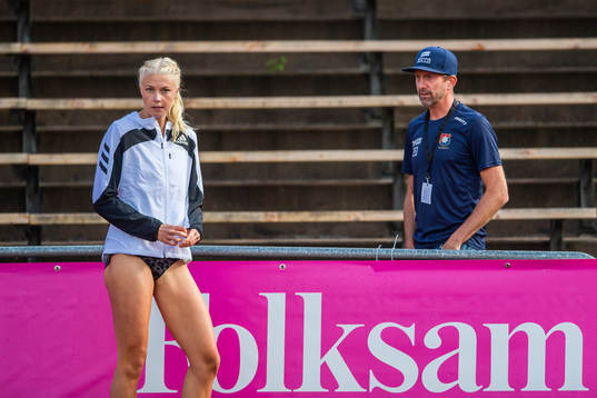 Maja Nilsson, Örgryte IS, pratar ,med tränare tränare