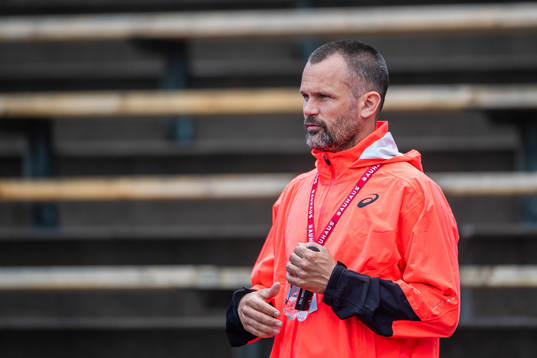Tränare Stefan Holm tittar på damernas höjdhopp