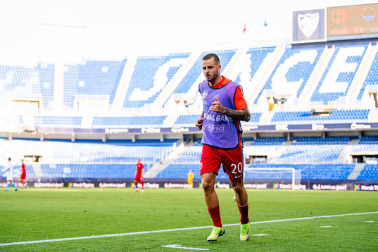 Aron Dønnum of Norway warms up