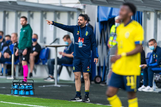 Poya Asbaghi, head coach of Sweden
