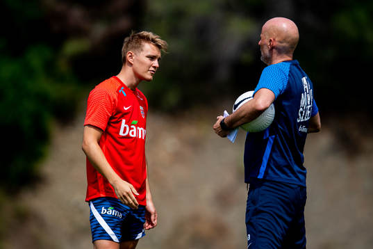 Martin Ødegaard talks to Ståle Solbakken, head coach of