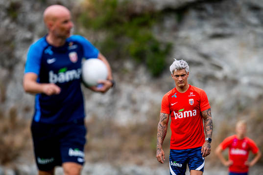 Mathias Normann listens to Ståle Solbakken, head coach of