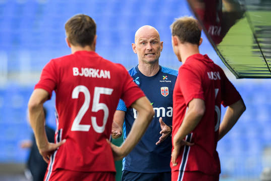 Ståle Solbakken, head coach of Norway, speaks to Fredrik