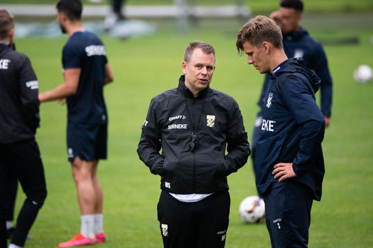 Tränare Mikael Stahre pratar med Pontus Wernbloom