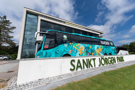 The team bus of Sweden in front of Sankt Jörgen Park