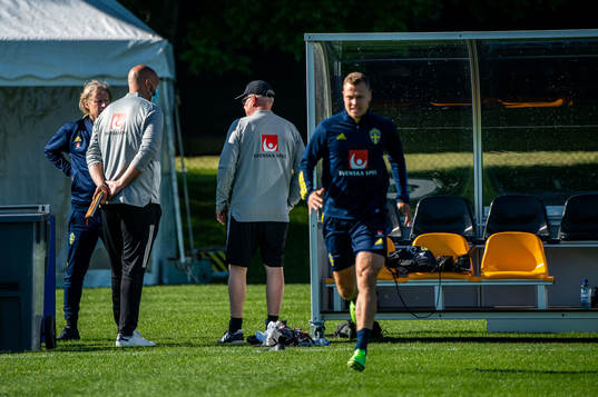 Team manager Stefan Pettersson, press officer Jakob Kakembo