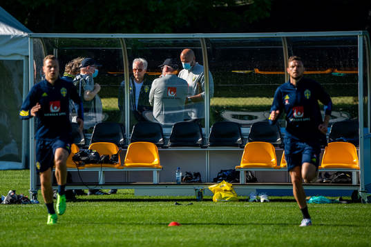 Janne Andersson, head coach, team doctor Anders Valentin