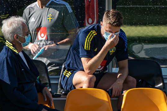 Team doctor Anders Valentin talks to Mattias Svanberg of