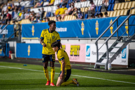 Anthony Elanga and Eric Kahl of Sweden