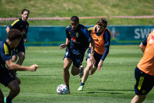 Robin Quaison and Victor Nilsson Lindelöf of the Swedish