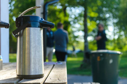 Kaffetermos före fotbollsmatchen i division 2 södra