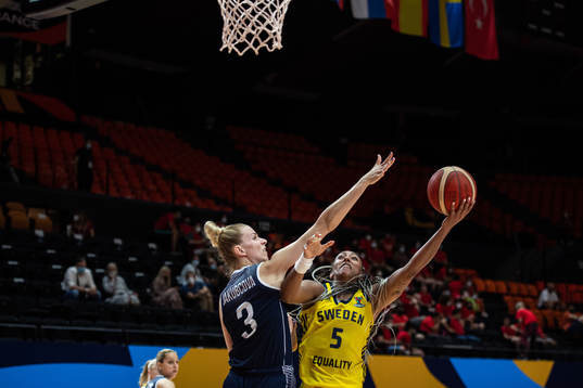 Ivana Jakubcova of Slovakia and Kalis Loyd of Sweden