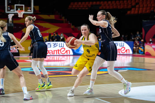 Elin Eldebrink of Sweden and Nikola Dudasova of Slovakia