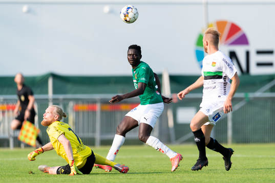 GAIS målvakt Mathias Karlsson mot Jönköpings Eric Johana