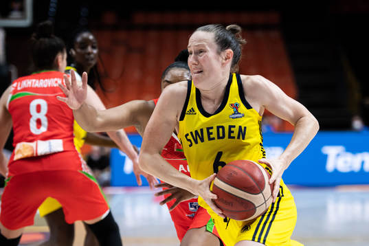 Alexandria Bentley of Belarus and Frida Eldebrink of Sweden