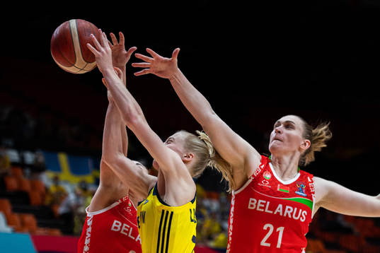 Klara Lundquist of Sweden and Viktoryia Hasper of Belarus