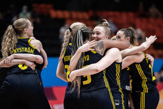 Alice Nyström and Kalis Loyd celebrate