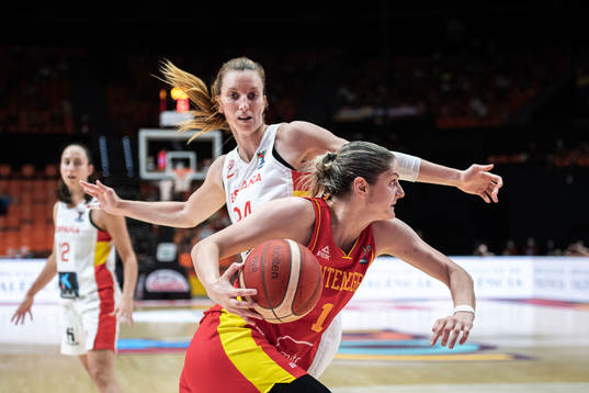 Laura Gil of Spain and Jelena Dubljevic of Montenegro