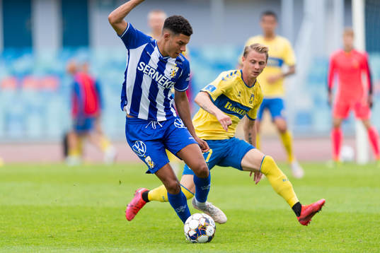 IFK Göteborgs Alexander Jallow och Bröndbys Simon Hedlund
