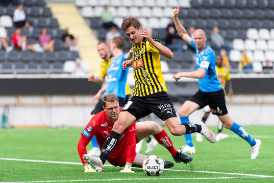 Halmstads målvakt Malkolm Nilsson Säfqvist och Häckens