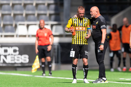 Häckens Alexander Faltsetas pratar med tränare