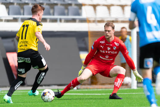 Häckens Tobias Heintz mot Halmstads målvakt Malkolm