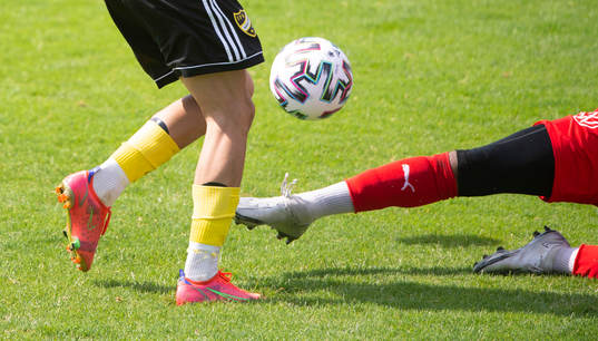 Rosengårds målvakt Kevin Allin fäller IFK Hässleholms