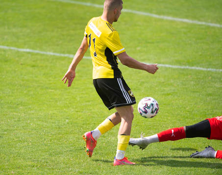 Rosengårds målvakt Kevin Allin fäller IFK Hässleholms