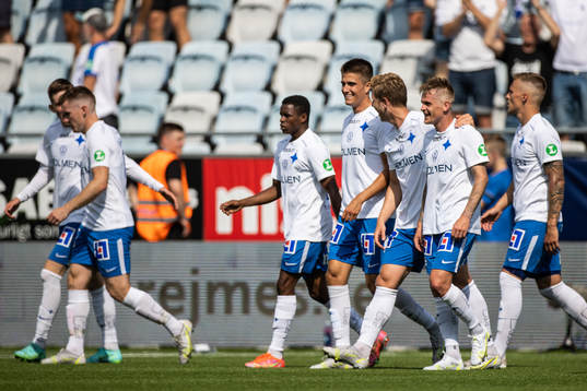 IFK Norrköpings Ari Skúlason (h) jublar med lagkamrater