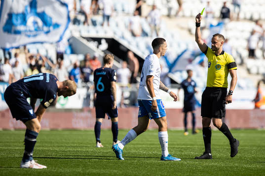 IFK Norrköpings Lucas Lima får ett gult kort av domare