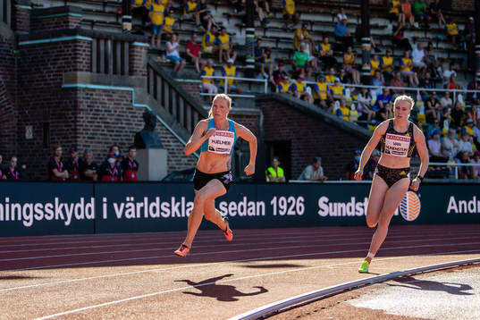 Moa Hjelmer of Sweden and Marije von Hunenstijn of the