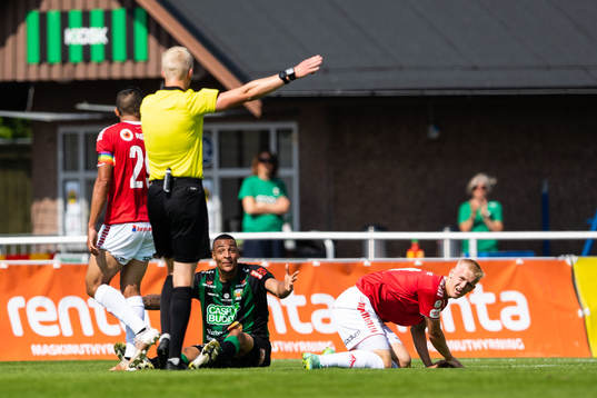 Varbergs Simon Karlsson Adjei protesterar mot domslut