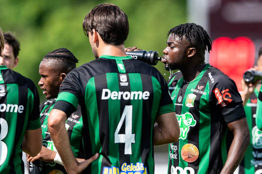 Varbergs Gideon Mensah vid en vattenpaus