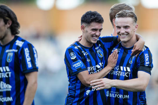 Sirius Laurent Shabani och Jacob Ortmark jublar