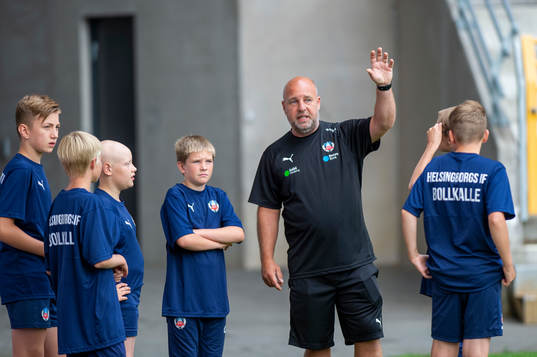 En ledare förbereder bollkallar