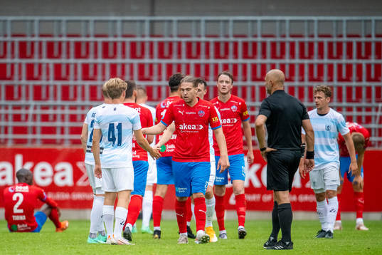 Spelare tackar varandra